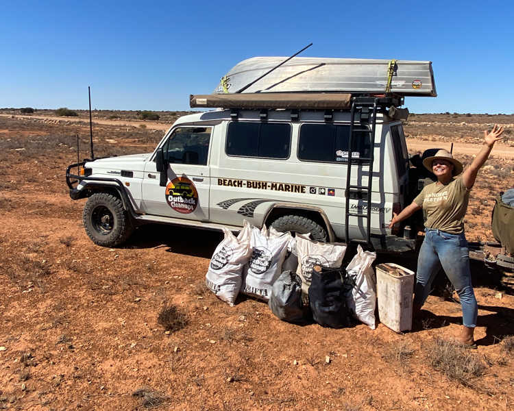 7-Outback-Rubbish-Bags-LandCruiser-Troopy-Boat-On-Roof-OCA-Kim